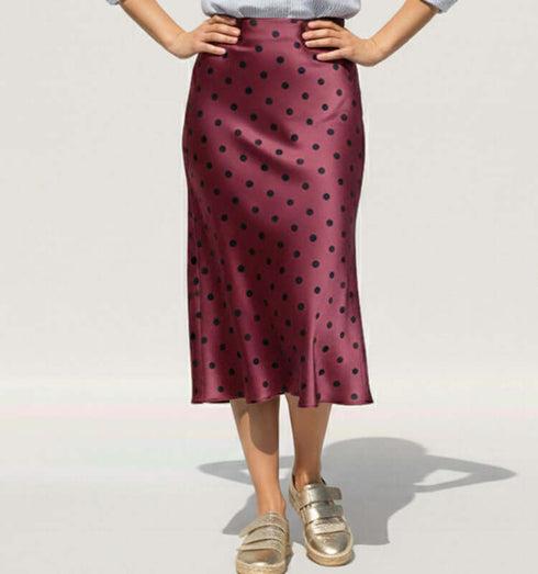 חצאית סאטן מנוקדת טרנדית בגוון בורדו עד הברכיים, לוק אלגנטי ונוח ללבישה.