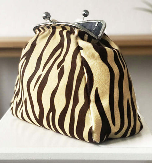 קלאץ' עור ז'אמש בגוון מנומר עם סגר מתכת ורצועה כסופים, מראה אלגנטי לאירועים חגיגיים.