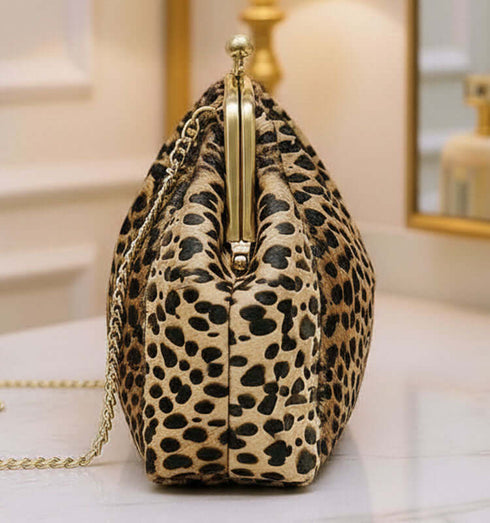 תיק קלאץ' מפרוות עור איטלקי מעולה, בגוון ברדלס.