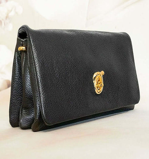 תיק צד שלושה תאים מעור שחור מעולה עם סגירה מוזהבת, אידיאלי לשגרה או יציאה.