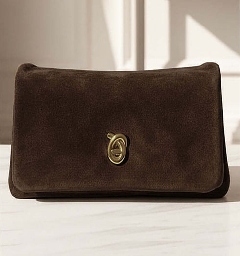 תיק צד שלושה תאים מעור ז'אמש בגוון חום שוקולד עם סגירת אבזם איכותית.