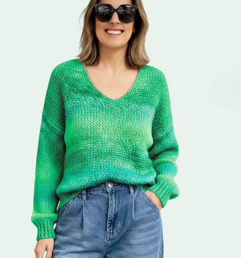 סריג וי צבעוני בגווני ירוק, עם חוטי זהב נוצצים ושרוולים רחבים, מראה יומיומי זוהר.