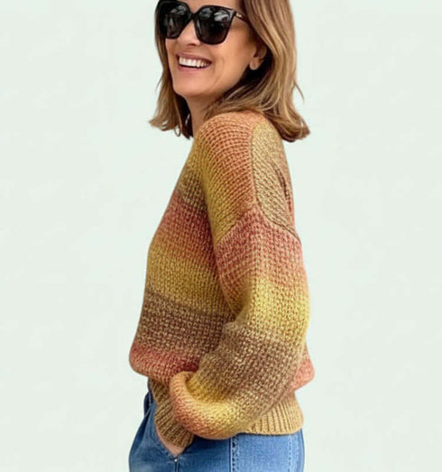 סריג וי צבעוני בגווני צהוב כתום עם חוטי זהב נוצצים ומבנה רחב.