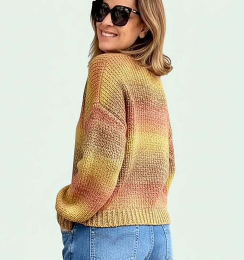 סריג וי צבעוני בגווני צהוב כתום, דגם עם חוטי זהב נוצצים ושרוולים רחבים.