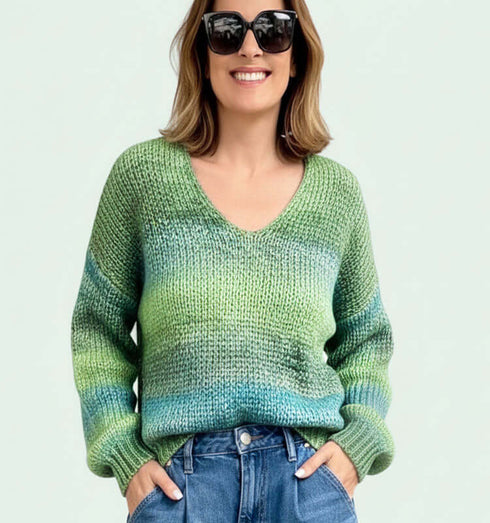 סריג וי צבעוני בגווני טורקיז עם חוטי זהב, לוק עשיר וזוהר, שרוולים רחבים.