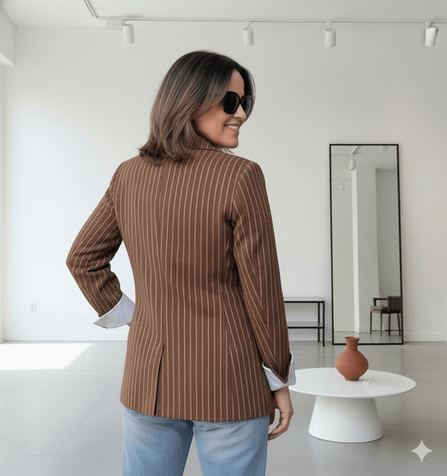 ג'אקט פסים אופנתי בגוון חום, עם קיפולי כותנה לבן בשולי השרוולים, מראה אחורי מודרני.