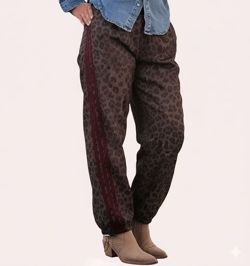 מיכנס מיקרופייבר רחב בגוון מנומר עם פסים בורדו, מושלם למראה ספורט-אלגנטי.