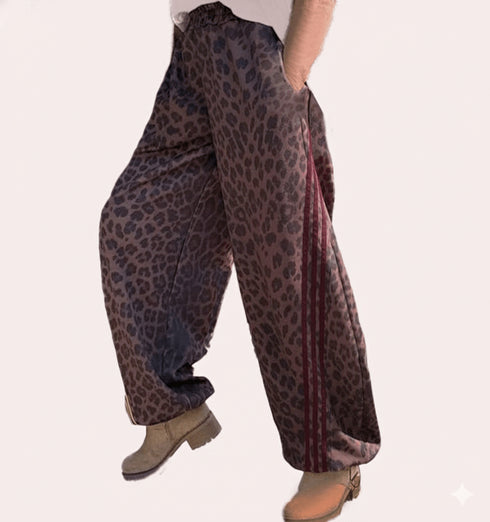 מיכנס מיקרופייבר רחב בגוון מנומר עם פסים בורדו, מראה ספורט-אלגנטי לנוחות יומיומית.