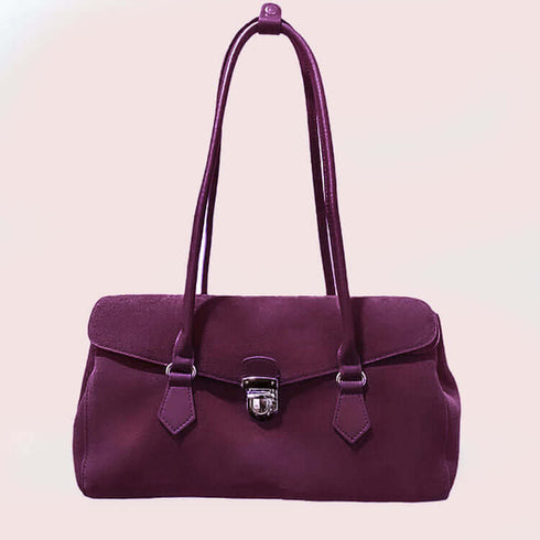 תיק מעצבים סגול מעור ז'אמש מובחר עם רצועות תליה ארוכות ואבזם סגירה יוקרתי.