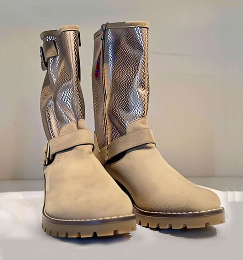 מגף ז'אמש בגוון ניוד עם עצוב ייחודי בחלקו, סוליית טרקטור, עקב 5 ס"מ.