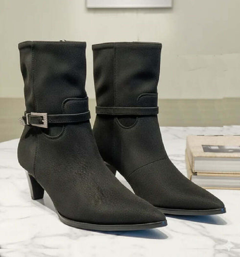 נעלי עקב שחורות, קלסיות וטרנדיות עם רצועה ואבזם, נוחות ללבישה ממושכת.