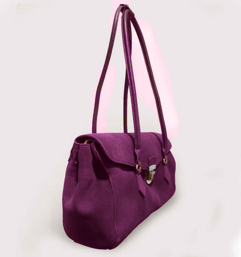 תיק מעצבים סגול מעור ז'אמש מובחר, רצועות תליה ארוכות ואבזם סגירה.