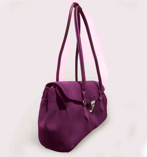 תיק מעצבים סגול, תיק עור ז'אמש עם רצועות תליה ארוכות ואבזם סגירה יוקרתי.