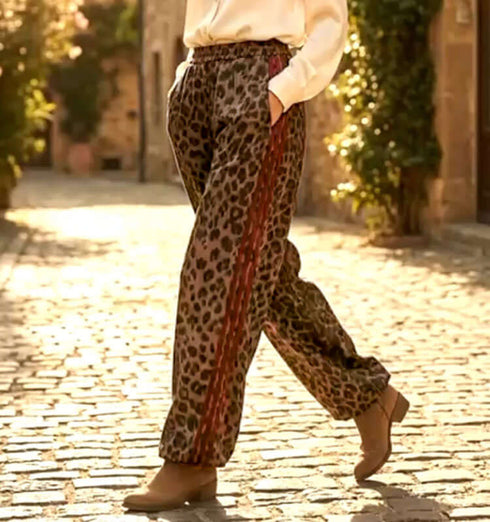 מיכנס מיקרופייבר רחב .בגזרת בלון רחב בגוון מנומר עם פסים בורדו