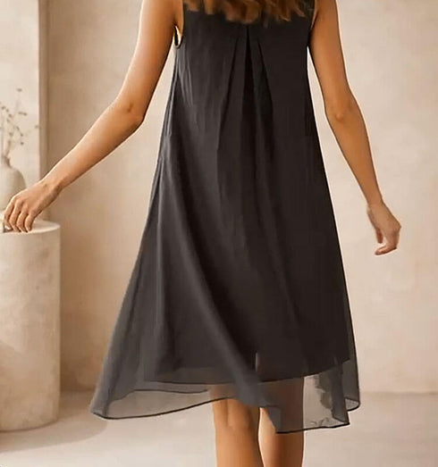 שמלת שיפון משי דו שכבתית בגוון אפור חם, אורך קלסי עד הברכיים, מראה אחורה