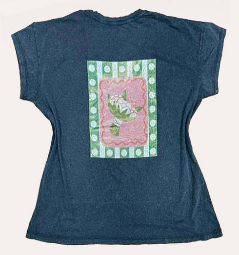 טישרט כותנה עם צווארון וי רחב בגוון אפור וינטג’, הדפסים מלפנים ובגב.