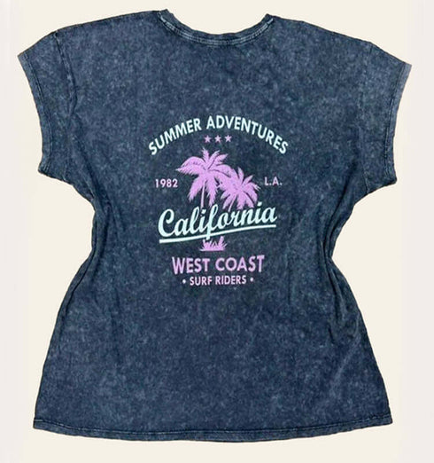 טישרט כותנה בגוון אפור כהה עם הדפס Cali ועיצוב קיץ ייחודי, מתאים לפעילויות יומיומיות.