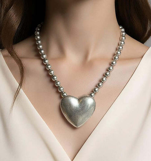 שרשרת עם תליון לב עשוי מתכת בגוון כסוף