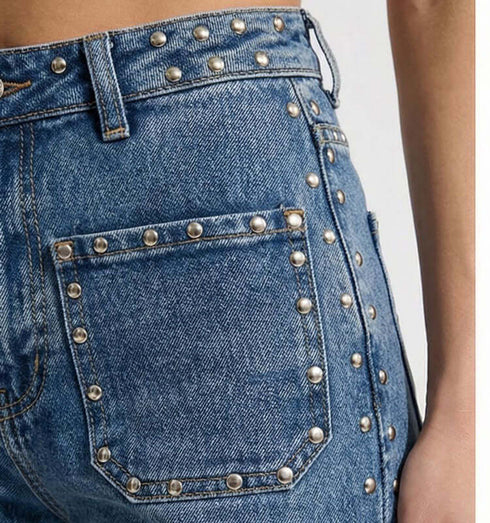 ג'ינס פדלפון עם ניטים בכיסים ובצידי המכנס, גזרה גבוהה עם כיסים אחוריים מעוצבים, מראה רטרו-מודרני