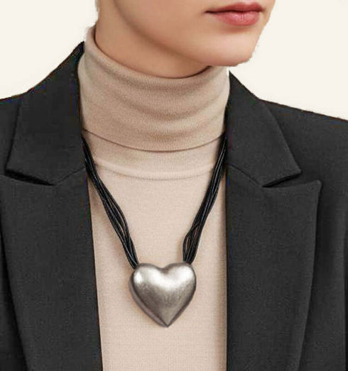 .תליון לב כסוף עשוי מתכת, עם חוטי עור שחורים