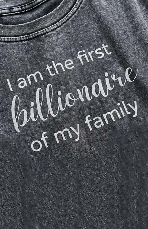 טישרט כותנה אפורה עם הדפס "I am the first billionaire of my family". עיצוב ייחודי ומודרני.
