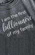 טישרט כותנה אפורה עם הדפס "I am the first billionaire of my family". עיצוב ייחודי ומודרני.
