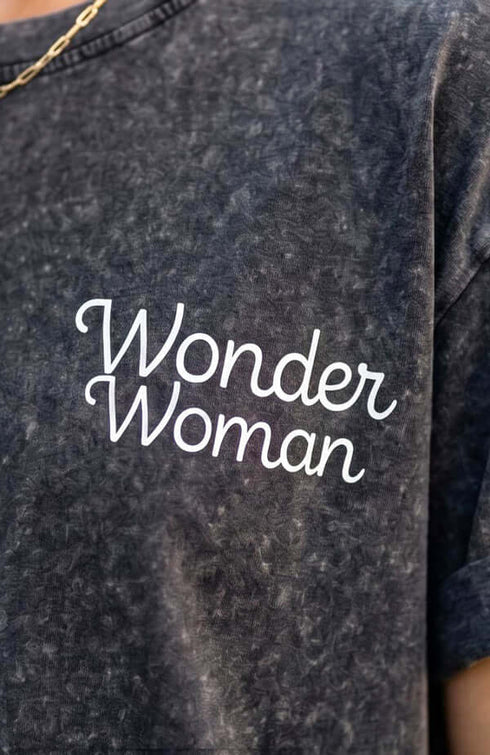 טישרט כותנה עם כיתוב Wonder Woman, עיצוב מודרני בגוון כהה, קיץ נוח וסטייל ייחודי.