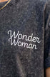 טישרט כותנה עם כיתוב Wonder Woman, עיצוב מודרני בגוון כהה, קיץ נוח וסטייל ייחודי.