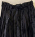 חצאית סאטן שחורה עם קימוטים ופס אלסטי למראה יוקרתי ונוח