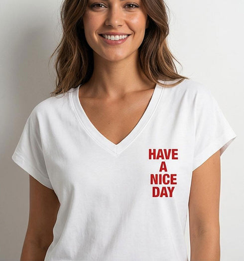 טישרט כותנה לבנה צווארון וי, הדפס יום טוב מלפנים ומאחור