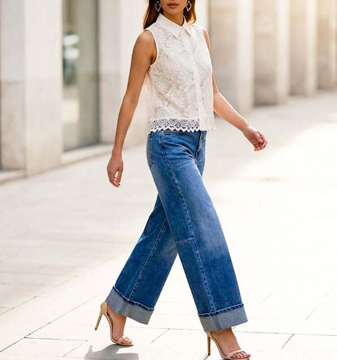 ג'ינס ווינטג' בגוון כחול משופשף, רחב בתחתית עם כפל, משולב עם חולצה לבנה דקה לנוחות וסגנון יומיומי.