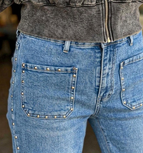 ג'ינס פדלפון עם גזרה גבוה, כיסים חיצוניים וניטים בכיסים ובצידי המכנס