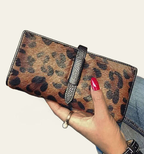 ארנק עור מנומר עם תאים , רוכסן פנימי ומקום לכרטיסים.