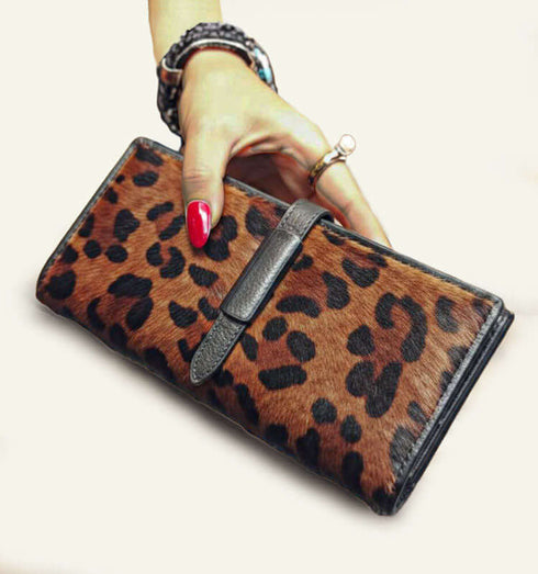 ארנק עור מנומר עם תאים , רוכסן פנימי ומקום לכרטיסים.