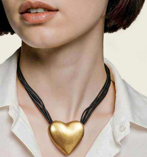 .תליון לב מוזהב עשוי מתכת, עם חוטי עור שחורים