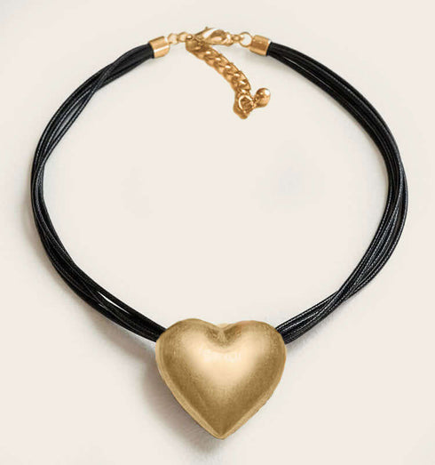 .תליון לב מוזהב עשוי מתכת, עם חוטי עור שחורים