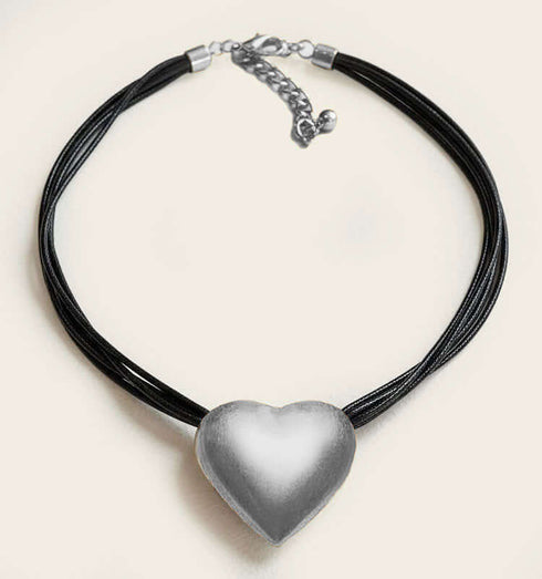 .תליון לב כסוף עשוי מתכת, עם חוטי עור שחורים