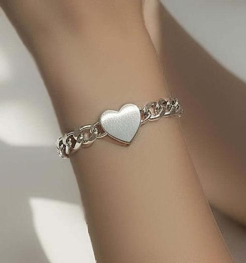 שרשרת כסף יפיפייה עם תליון לב, עשויה מתכת קלה וידידותית לעור