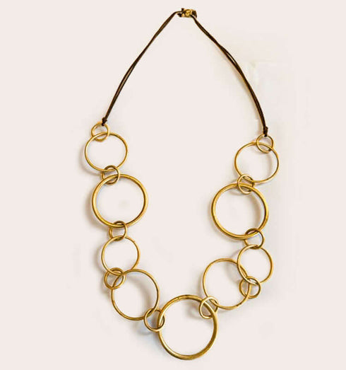 שרשרת טבעות זהב מקושרות בגדלים שונים, עיצוב מודרני ואלגנטי, מספקת נופך יוקרתי.