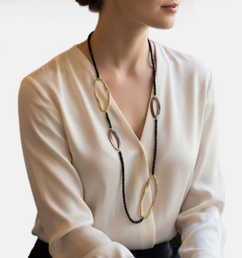 שרשרת חרוזים שחורים עם קישטי זהב ושחור מעוצבת במראה אלגנטי ויוקרתי.