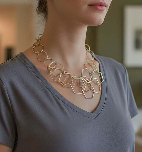 שרשרת זהב מודרנית נוצצת של משושים מחוברים, המעניקה מראה גאומטרי יוקרתי.