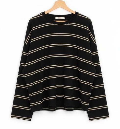 חולצת פסים שחורה עם שרוולים ארוכים, סגנון קז’ואל ונינוח.
