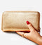 ארנק מעוצב בגוון מוזהב ועשיר, עשוי מעור איטלקי איכותי