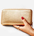 ארנק מעוצב בגוון מוזהב ועשיר, עשוי מעור איטלקי איכותי