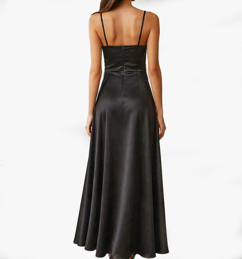 שמלה שחורה לאירוע מבד סאטן מובחר, עם שסע עיצוב איטלקי.