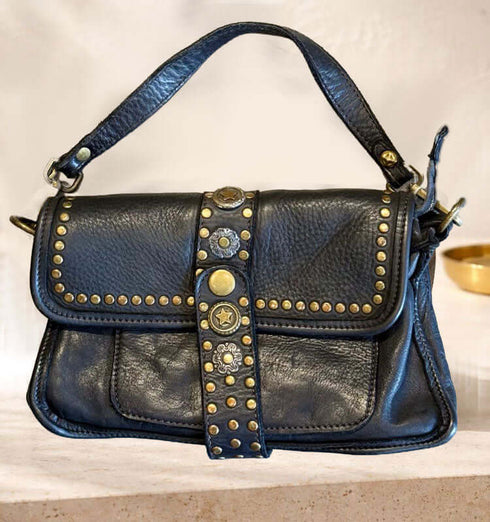 תיק עור שחור מובחר מעוטר בניטים נחושת ורצועה לתליה על הכתף