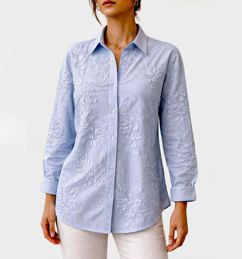 חולצת פסים מכופתרת בגוון תכלת עם תחרת פרחים, נוחה ואלגנטית, מתאימה למגוון הופעות.