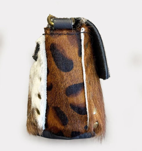 תיק צד מעורות פרווה, שחור, חום ועוד, עם רצועת עור שחורה