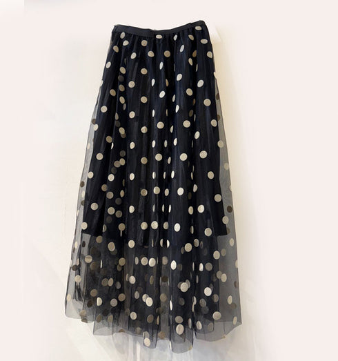 חצאית שיפון מנקדת לבן עם בטנת לייקרה שחורה וגומי למותניים