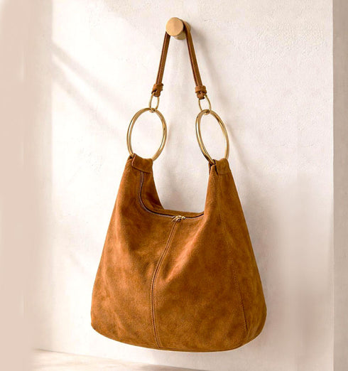 תיק עור ז'אמש בגוון כאמל, עם טבעות מוזהבות, לתליה על הכתף .